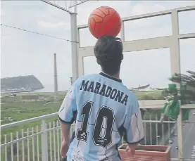  ??  ?? Cómo iba a faltar el ídolo. Uno de los personajes es fan de Maradona.