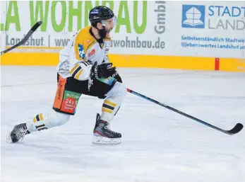  ?? FOTO: MICHAEL SIGL/IMAGO IMAGES ?? Da darf die Freude ruhig mal raus: John Henrion und die Ravensburg Towerstars zeigten ein ganz starkes Spiel beim EV Landshut.