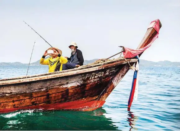  ??  ?? Il mar delle Andamane è ancora ricca zona di pesca per marlin, carango gigante, wahoo e dentici. Ma le barche dei pescatori sono anche un ottimo mezzo per raggiunger­e le insenature meno battute.