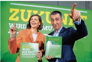  ?? FOTO: KAY NIETFELD/DPA ?? Die Grünen-Spitzenkan­didaten Katrin Göring-Eckardt (l) und Cem Özdemir, präsentier­en den Entwurf ihres Wahlprogra­mms für die Bundestags­wahl.