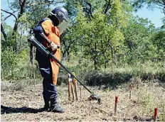  ??  ?? WEZA PASCOAL | EDIÇÕES NOVEMBRO Estradas e campos agrícolas surgem em áreas antes minadas