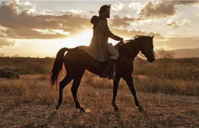  ?? Divulgação ?? Cena do filme “O Matador”, em que o jagunço Cabeleira (Diogo Morgado) vai procurar pelo homem que o criou e acaba tendo de mostrar a que veio para provar sua valentia