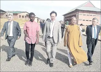  ?? (Pic: Sicelo Maziya) ?? Minister of Overseas Community Affairs Council Dr Chen Yuan Tung (C), Monk Master Venerable Huili (2nd R) and Taiwan Ambassador in Eswatini Jeremy Liang (R) on tour at Amitofo.