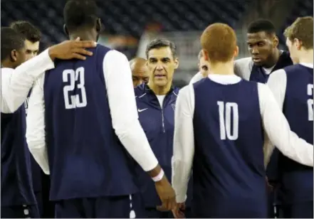  ?? DAVID J. PHILLIP — THE ASSOCIATED PRESS ?? Villanova head coach Jay Wright talks to his players during a practice session Friday at NRG Stadium in Houston.