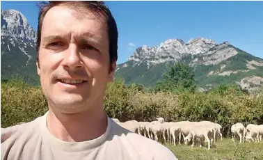  ?? EE ?? Ramón Solanilla, ganadero de ovino y vacuno en semiextens­ivo en Huesca.