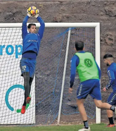  ??  ?? VALORADO. El CD Tenerife y Dani Hernández han llegado a un acuerdo para renovar dos años más.