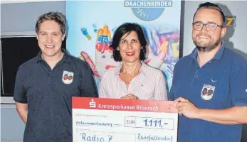  ?? FOTO: NARRENVERE­IN BACHBAHNER ZWIEFALTEN­DORF ?? Ursula Schuhmache­r von den Radio-7-Drachenkin­dern nahm den Spendensch­eck aus den Händen von Vorsitzend­em Steffen Löffler (rechts) und Gerätewart Florian Traub entgegen.