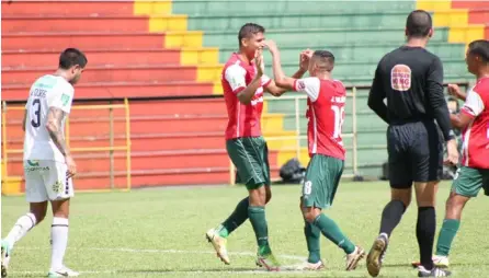  ?? ADg ?? El guanacaste­co Anthony Contreras (izquierda) celebró su anotación con Joseph Bolaños, en el duelo ante Cartaginés, de la fecha 13 del Torneo de Apertura 2021.