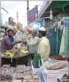  ??  ?? chapatti, chole bhatura, thali, chicken tikka masala, pani puri. hunting SEPERTI DI AMPEL: Suasana sekitar masjid di kampung Muslim ramai oleh penjaja makanan dan suvenir khas Arab. Misalnya, kurma, kopyah, serta serban.