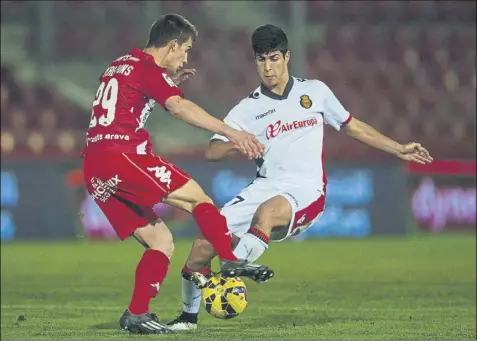  ?? Fotos: pere puntí/ap/pep morata ?? marco asensio, a la izquierda, en un partido con el mallorca ante pere pons del Girona, antes de fichar por el real madrid. en esa época andoni Zubizarret­a estuvo muy cerca de poder lograr su fichaje para el FC Barcelona, pero asensio acabó en madrid