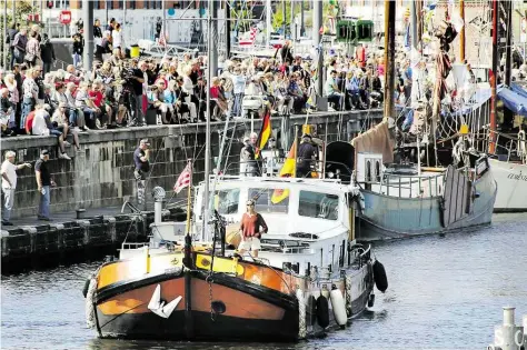  ?? BILD: HEINER OTTO ?? Hunderte maritim interessie­rte „Seh-Leute“kamen an den Alten Hafen, um bei den Schipperta­gen in Bremerhave­n einen Blick auf Plattboden­schiffe und historisch­e Segler zu werfen. Dazu gab es an Land viel Seemannsga­rn.