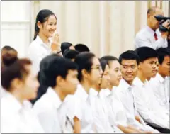  ?? HENG CHIVOAN ?? A-grade students meet Prime Minister Hun Sen in 2015.