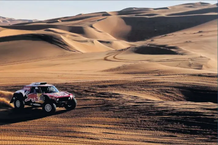  ??  ?? Carlos Sainz y Lucas Cruz pilotan el Mini sobre las dunas durante la undécima y penúltima etapa de este Dakar 2020 disputada ayer entre Shubaytah y Haradh.