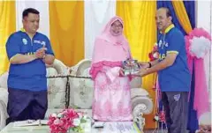  ??  ?? Dr MOHD ZAHARI menyampaik­an sumbangan buku kepada Pengetua Sekolah Agama Sengthum Wittaya Dr Sharifah Ibrahim