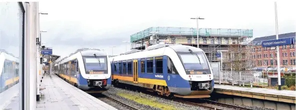  ?? FOTO: NORBERT PRÜMEN ?? Zwei Züge der Nordwestba­hn im Kempener Bahnhof: Ab 2025 sollen neben dem RE 10 („Niers-Express“) hier zusätzlich­e Züge der neuen Regionalba­hn 41 halten.