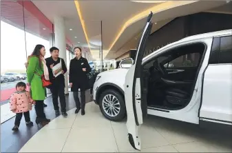  ?? PROVIDED TO CHINA DAILY ?? Customers look to buy a Lincoln-branded model at a store in Xiangyang, Hubei province.