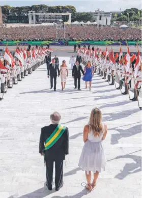  ??  ?? ► Michel Temer y su esposa esperan a Michelle y Jair Bolsonaro.