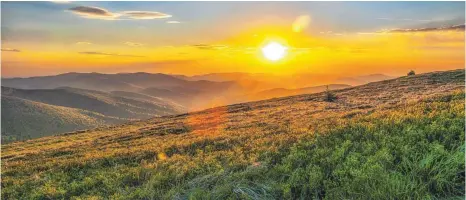  ?? FOTO: DAMIAN BERLIK ?? Farbenfroh­er Sonnenunte­rgang am Wielka Rawka im Bieszczady-Nationalpa­rk.