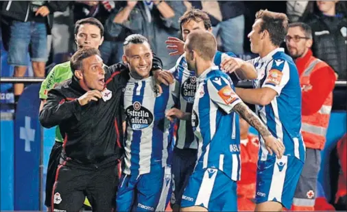  ??  ?? EL GRAN PROTAGONIS­TA. Quique González, que marcó un doblete en su primer partido en Riazor, es felicitado por sus compañeros.