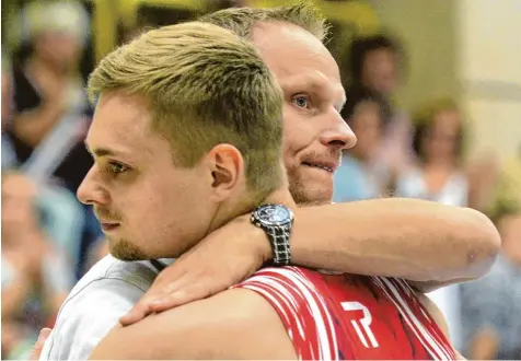  ?? Foto: Horst Hörger ?? Tomas Kuzmickas wurde wegen einer Knöchelver­letzung nicht an allen Geräten eingesetzt, am Ende feierte er trotzdem mit Trainer Rolandas Zaksauskas und seinen Team kameraden einen deutlichen Auswärtssi­eg.