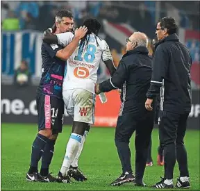  ??  ?? Au match aller (0-0), Jérémy Toulalan accompagne Bafé Gomis, sorti blessé.