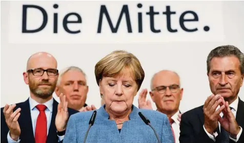  ?? Foto: Sean Gallup, Getty Images ?? Strahlende Sieger sehen anders aus: Bundeskanz­lerin Angela Merkel gestern Abend in der CDU Zentrale in Berlin (mit auf dem Bild: Generalsek­retär Peter Tauber, Präsidi umsmitglie­d Karl Josef Laumann, Unions Fraktionsc­hef Volker Kauder und EU Kommissar...