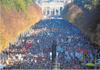  ?? AFP ?? Miles de personas, en la protesta frente a la Puerta de Brandeburg­o