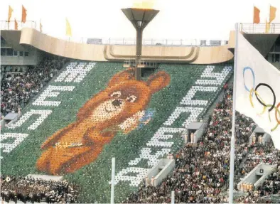  ?? ARCHIV-BILD:DPA ?? Eröffnungs­feier 1980 in Moskau: 5000 Sportler bilden auf der Tribüne mit bunten Tüchern ein Bild des Bären „Mischa“, dem Maskottche­n der Spiele. erklärt Euch das Thema
