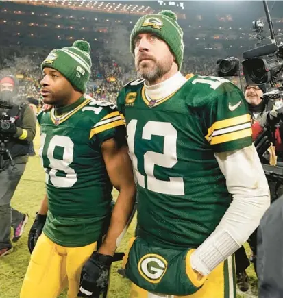  ?? PATRICK MCDERMOTT/GETTY ?? Aaron Rodgers, right, walks off the field with teammate Randall Cobb after the Packers’ season-ending loss Sunday.