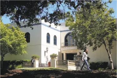  ?? Michael Macor / The Chronicle ?? Mills College, with dropping enrollment, is in financial trouble. Admitting men to the all-female undergradu­ate program is a proposed solution, but Mills is laying off tenured professors and others instead.