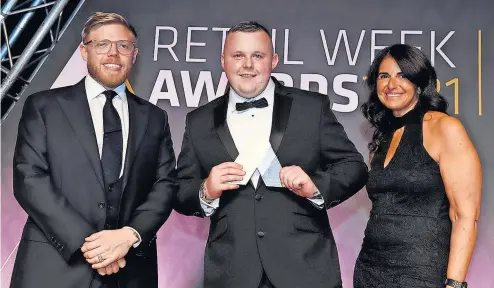  ?? ?? Pure gold Mark (centre) was presented with his award by comedian Rob Beckett and Tania Platt, vice president of global merchant services at American Express