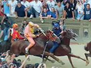  ??  ?? La galoppata delle Contrade del Nicchio (a destra) e del Montone (a sinistra) nel Palio dello scorso 2 luglio