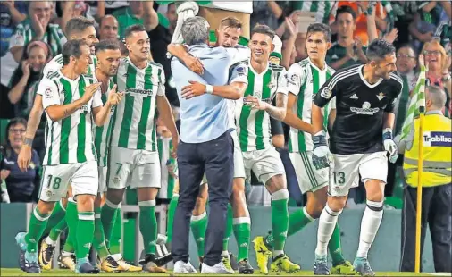  ??  ?? ALEGRÍA BÉTICA. Setién se abraza a Fabián tras el gol del palaciego, el segundo de una noche en la que el Betis logró cuatro.