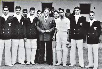  ?? PIC: NANDITA RAO ?? Joginder Singh Rao (extreme left) with the first cricket captain of independen­t India, Lala Amarnath (centre).