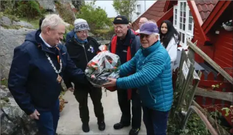  ?? FOTO: TORREY ENOKSEN ?? Ordfører Jan Kristensen er glad for at befolkning­en i Korshamn med Rolf Øveland, Kurt Theisen og Kalle Pedersen i spissen tar vare på og bringer videre kultur og viktige infrastruk­tur gjenstande­r.