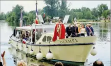  ?? - Crédits : MZ ?? Procession fluviale sur le Tarn avec les reliques de Saint-cyprien.