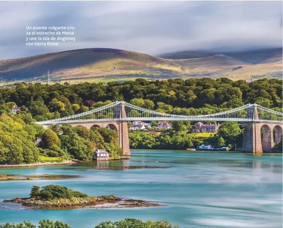  ??  ?? Un puente colgante cruza cruza el estrecho de Menai y une la isla de Anglesey con tierra firme.