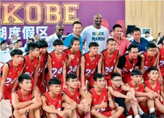  ?? Cnsphoto ?? 12 de septiembre de 2017. El conocido jugador de baloncesto de la NBA Kobe Bryant junto a aficionado­s, durante la visita a Hainan Overseas Chinese Middle School.