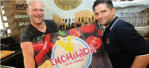  ?? Foto: Annette Zoepf ?? Torsten Petersen und Hugo Hügel (von links) feiern mit ihren Gästen am heutigen Samstag das 25 jährige Bestehen des Enchilada.
