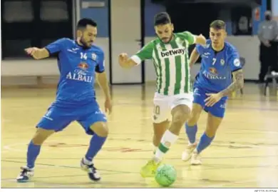  ?? BETIS FUTSAL ?? El bético Ivi conduce el balón ante los rivales del Valdepeñas Rato y Álex García.