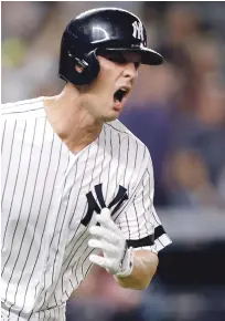  ??  ?? Greg Bird, de los Yankees, hace un gesto de emoción al momento de iniciar el recorrido de las bases tras dar su dramático jonrón al relevista Andrew Miller, de Cleveland.