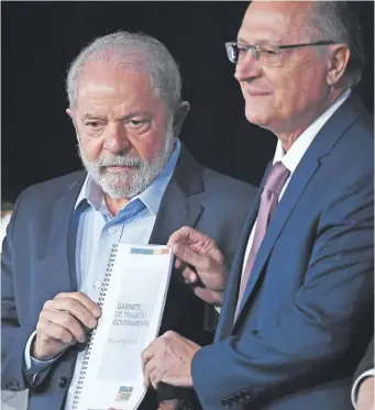  ?? ?? El presidente electo de Brasil, Lula da Silva; y el futuro vicepresid­ente Geraldo Alckmin. (EFE)