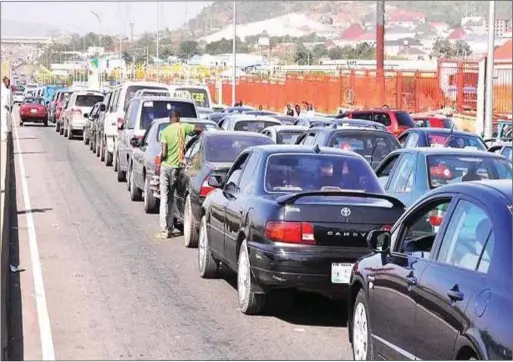  ??  ?? Vehicles on queue for fuel in Abuja