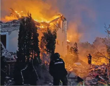  ?? FOTO ANSA ?? In fiamme Kharkiv è sotto grande pressione per l’avanzata russa, che prende altri 7 chilometri