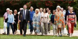  ?? (Photo C. M.) ?? Les membres du jury dans le Jardin des oliviers.