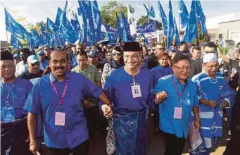  ?? BERNAMA PIC ?? Umno vice-president Datuk Seri Hishammudd­in Hussein, flanked by Kahang BN parliament­ary candidate Datuk R. Vidyananth­an (left) and Paloh BN candidate Teoh Yap Kun, marching to the nomination centre in Taman Sri Lambak, Kluang, yesterday.