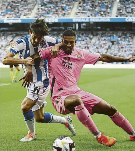  ?? FOTO: LUIS M. UNCITI ?? David Silva y Vini Souza, pugnando por el balón durante el encuentro disputado ayer en Donosti