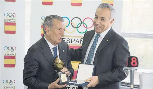  ?? FOTOS: J.A. GARCÍA SIRVENT ?? Javier Godó, recibiendo la Insignia Olímpica de manos del presidente del Comité Olímpico Español, Alejandro Blanco