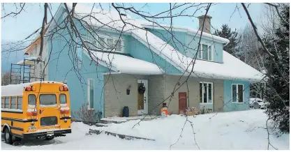  ?? PHOTO COURTOISIE ?? La famille de 17 personnes se déplace en autobus scolaire et vit dans une maison comptant cinq chambres, deux salles de bain et une troisième toilette est située dans une salle d’eau.