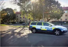  ?? FOTO: MARIA SVENSSON ?? PATRULL. Polis kallades till Viggbyholm efter misstänkt våld mot tjänsteman.